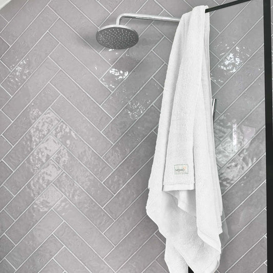 Toalla de baño de bambú blanca sobre fondo gris – suave, absorbente y sostenible