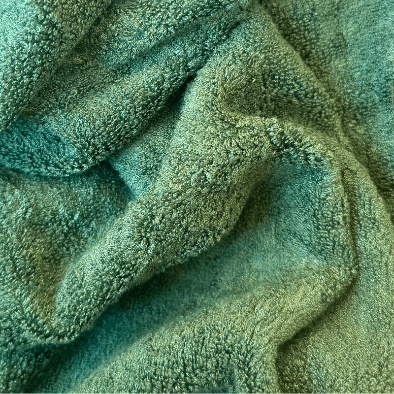 Detalle de textura de toalla de bambú verde – suave, absorbente y sostenible