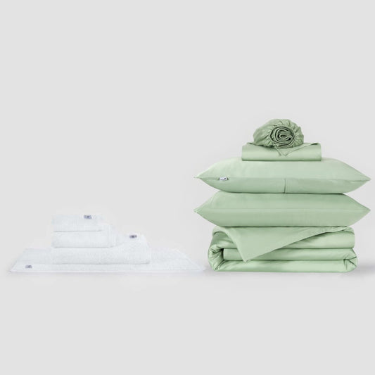 Juego de cama completo en verde salvia y blanco con colección de toallas a juego de Momo Cotton sobre fondo blanco