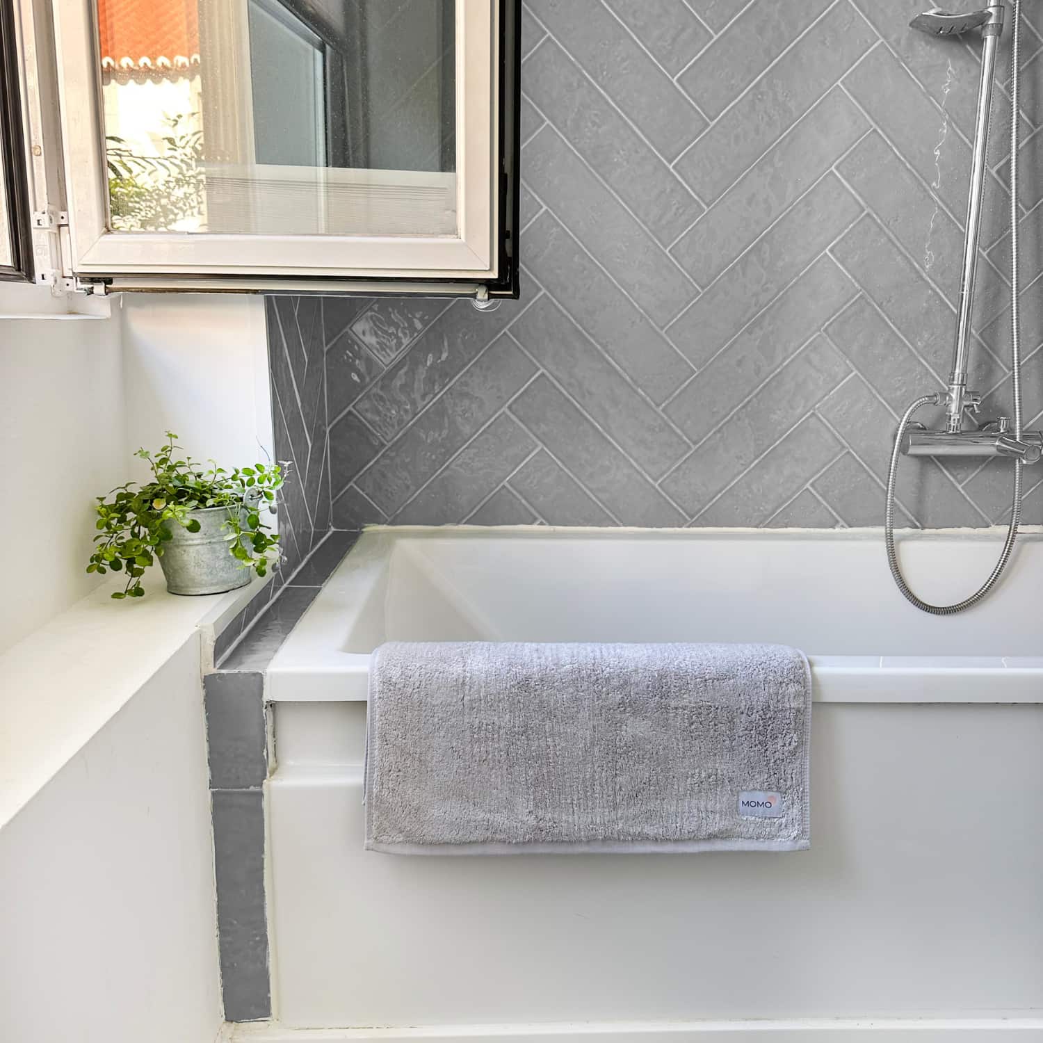 Grey bamboo bath mat in shower – soft, absorbent and quick-drying for daily comfort