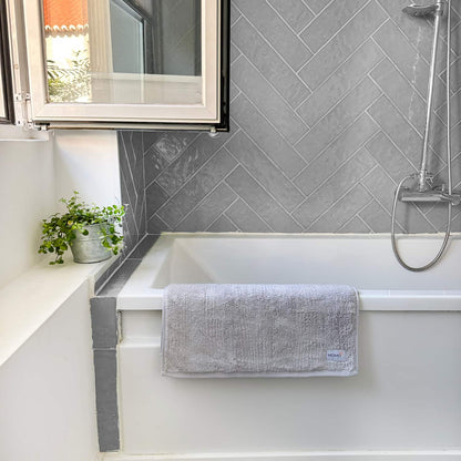 Grey bamboo bath mat in shower – soft, absorbent and quick-drying for daily comfort