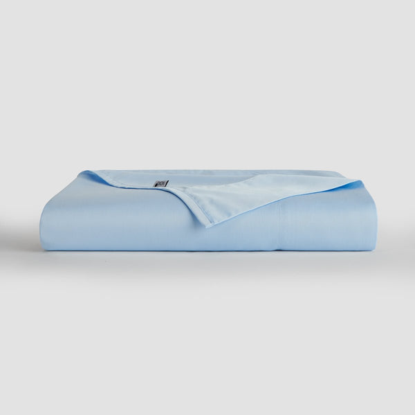 Sábana superior azul bebé bambú ropa de cama Momo Cotton – satén 300 hilos, suave, transpirable y sostenible.