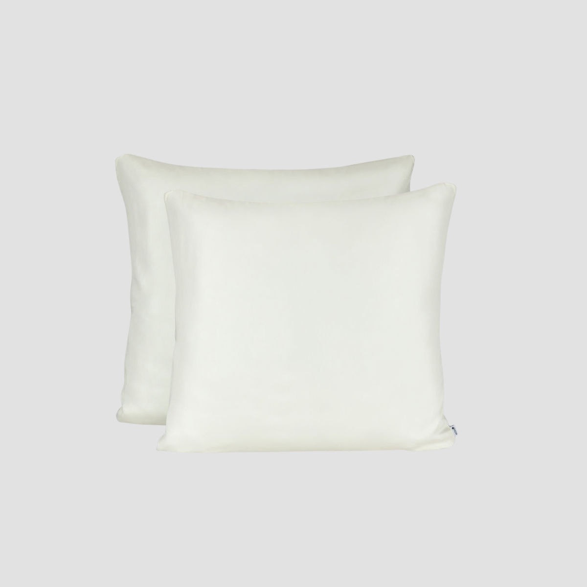 Par de fronhas brancas 100% bambu, apresentadas em conjunto sobre fundo cinzento claro.
