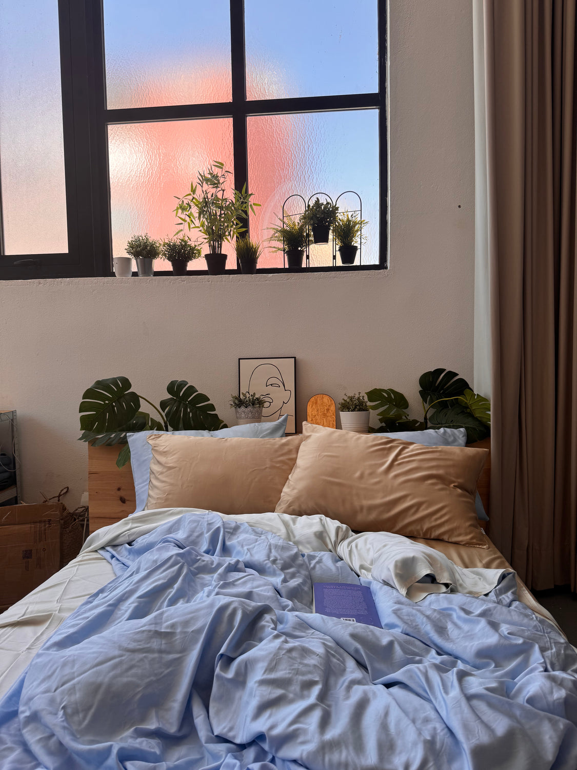 Cama com lençol de baixo, lençol de cima e almofadas em azul, branco e bege – macio, respirável, sustentável