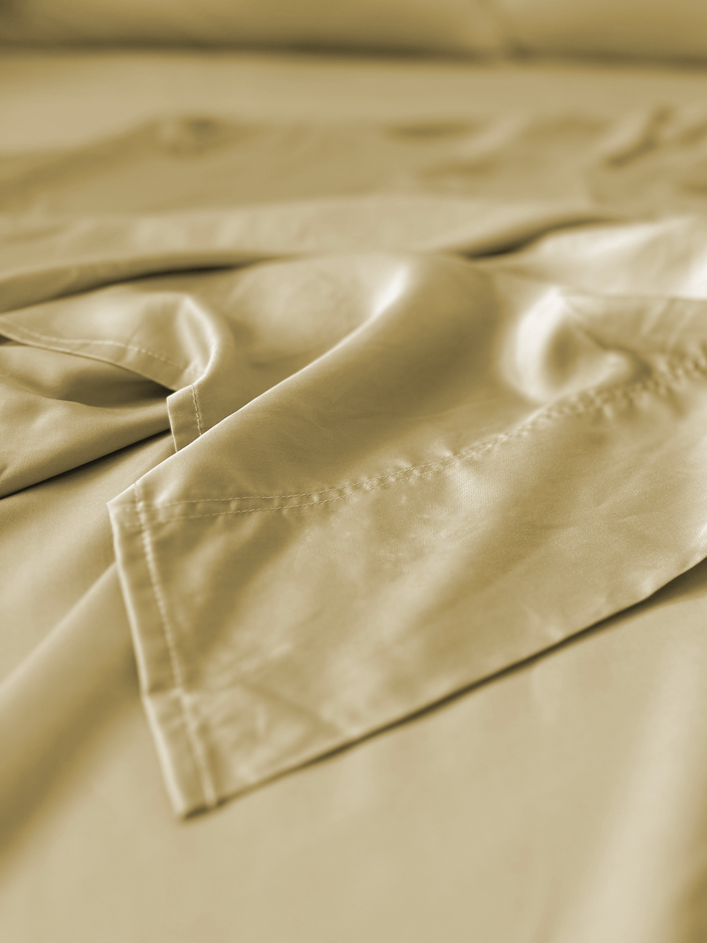 Close-up de lençol bege de bambu, macio, respirável e sustentável, com costuras visíveis