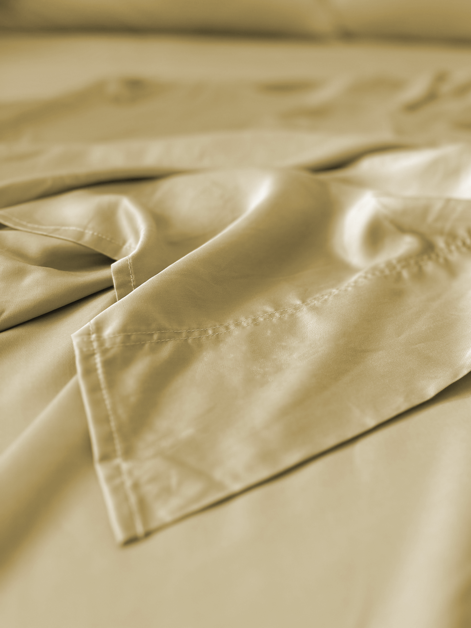 Close-up de lençol bege de bambu, macio, respirável e sustentável, com costuras visíveis