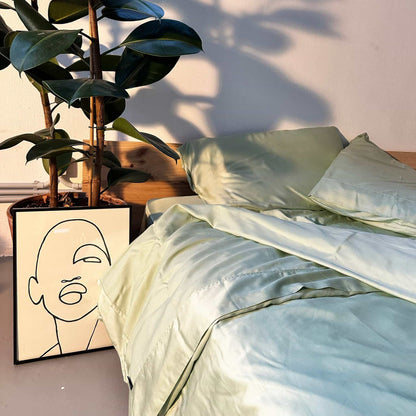 Complete bamboo bedding set in green – corner view showing duvet, sheets and pillows, soft, breathable and sustainable