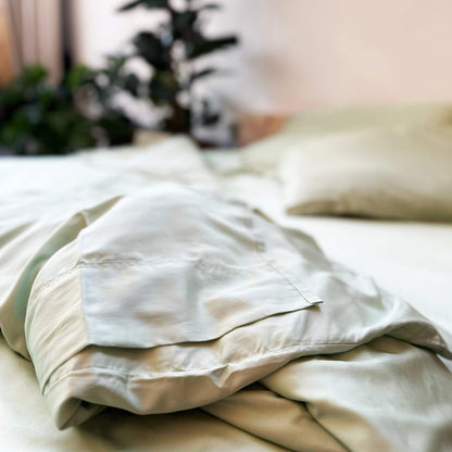 Complete green bamboo bedding set – angled view showing duvet, sheets and pillows, soft, breathable and sustainable