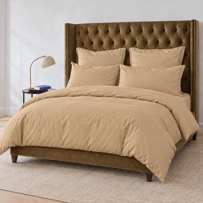 Juego de funda nórdica beige en cama con cabecero tapizado marrón, ropa de cama de bambú