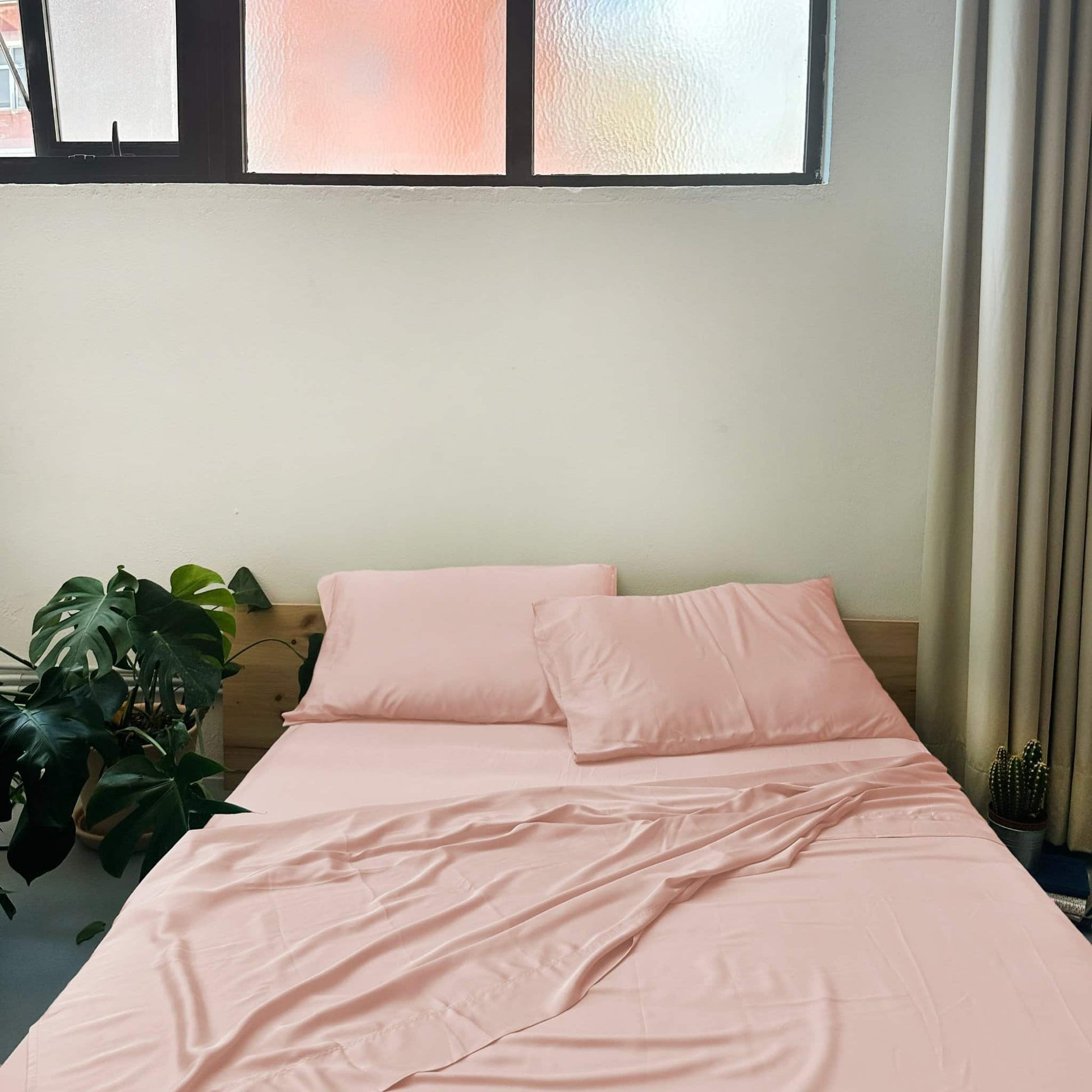 Flat pink bamboo sheet set with plant – soft, breathable and sustainable bedding for all seasons