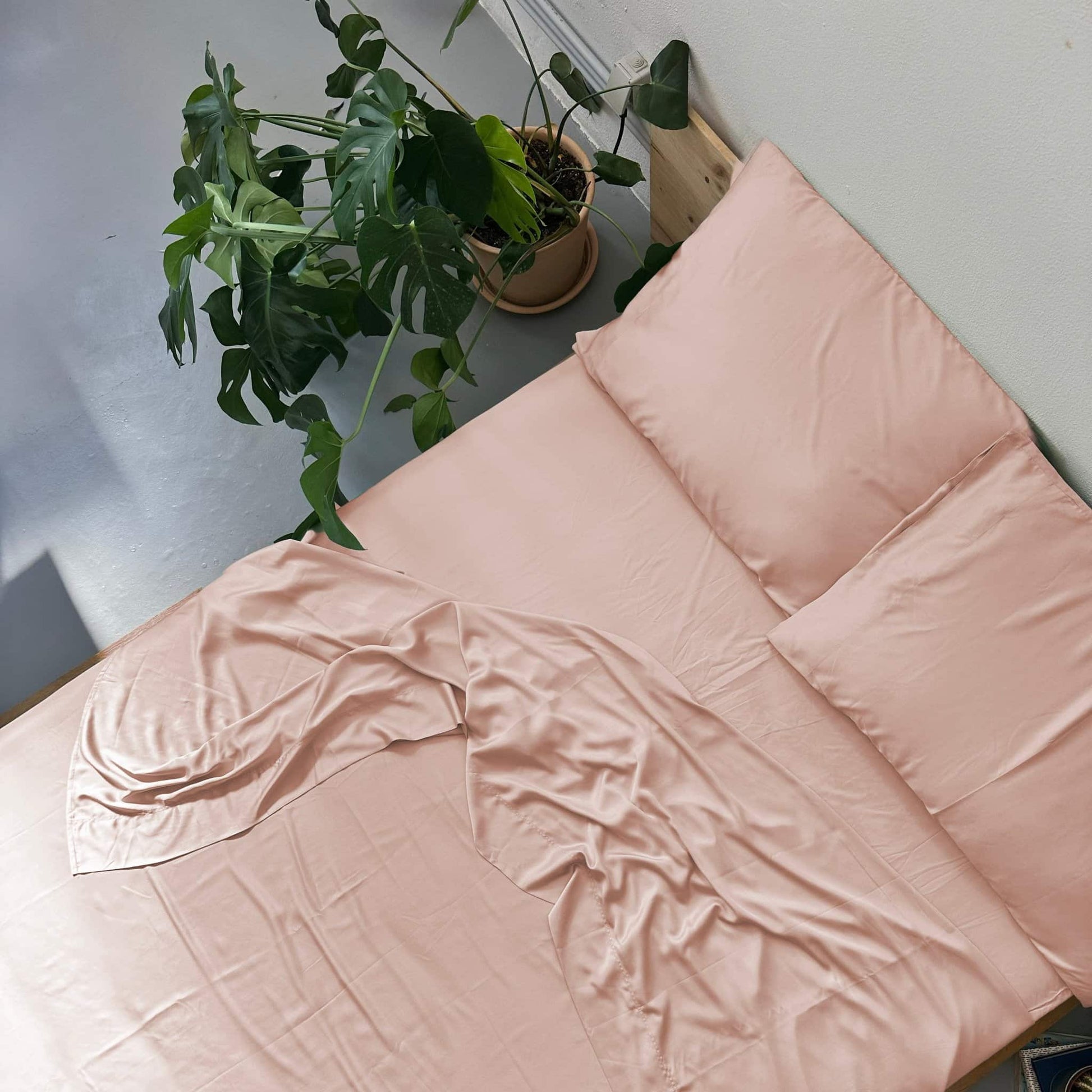 Top view of pink bamboo flat sheet set – sheets and pillowcases, soft, breathable and sustainable bedding