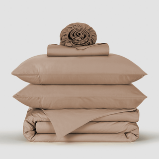 Juego de ropa de cama bambú taupe apilado mostrando funda nórdica, sábana bajera, sábana plana, fundas de almohada y edredón enrollado.