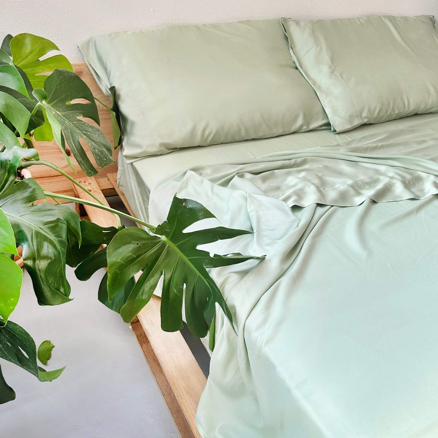 Green bamboo flat sheet set with leaves – sheets and pillowcases, soft, breathable and sustainable bedding