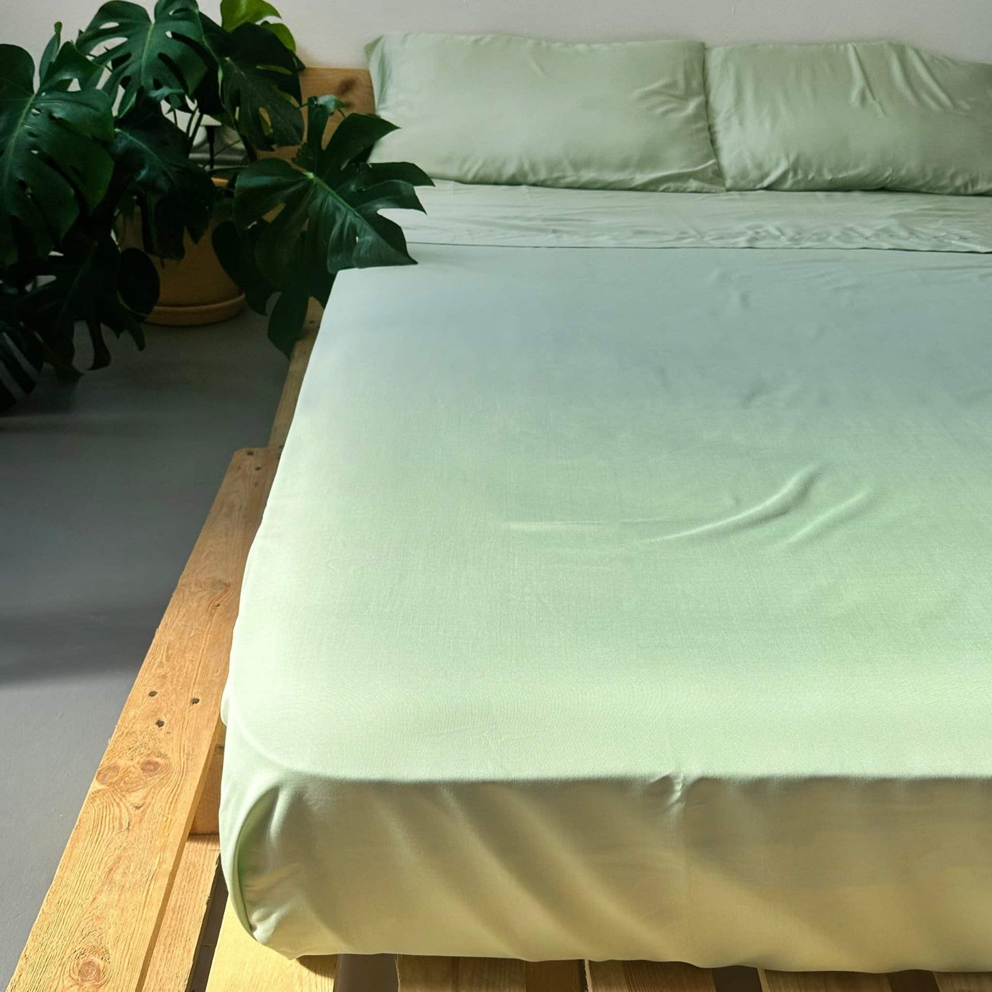 Green bamboo flat sheet set with leaves – sheets and pillowcases, soft, breathable and sustainable bedding