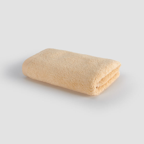 Toalla de mano beige de bambú de Momo Cotton – suave, absorbente, secado rápido y sostenible.